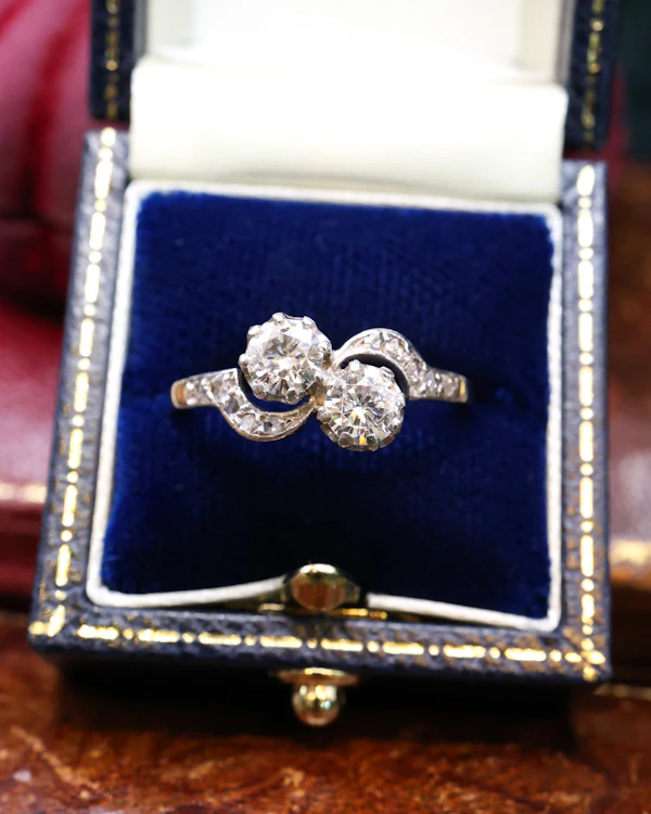 Downstairs at Grays: A very fine two stone Diamond Crossover Twist Ring in 18ct Yellow Gold & Platinum. Circa 1930 - image 1