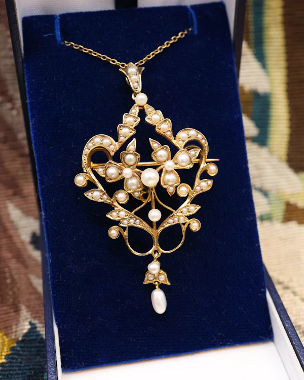 Downstairs at Grays: A Beautiful 15 Carat (stamped) Yellow Gold Natural Seed Pearl Pendant Brooch, English, Circa 1900. - image 1