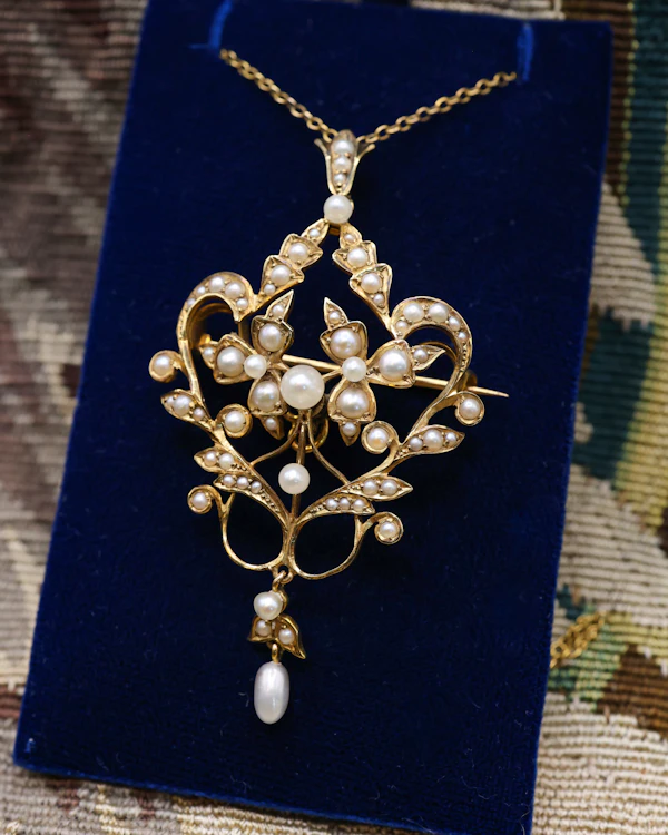 Downstairs at Grays: A Beautiful 15 Carat (stamped) Yellow Gold Natural Seed Pearl Pendant Brooch, English, Circa 1900. - image 3