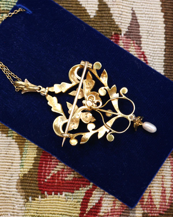 Downstairs at Grays: A Beautiful 15 Carat (stamped) Yellow Gold Natural Seed Pearl Pendant Brooch, English, Circa 1900. - image 2