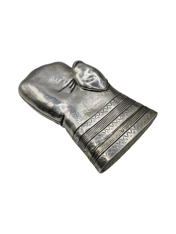 Russian silver trompe l'oeil cigarette case in style of a mitten, St Petersburg, 1873 by Ignatiy Sazikov. - image 2
