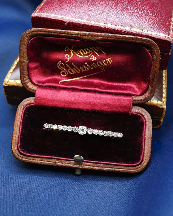 Downstairs at Grays: 18ct Yellow Gold & Silver Victorian Diamond Bar Brooch Circa 1900 - image 2