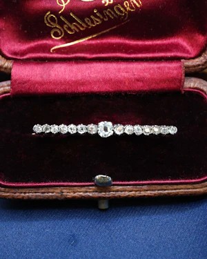 Downstairs at Grays: 18ct Yellow Gold & Silver Victorian Diamond Bar Brooch Circa 1900