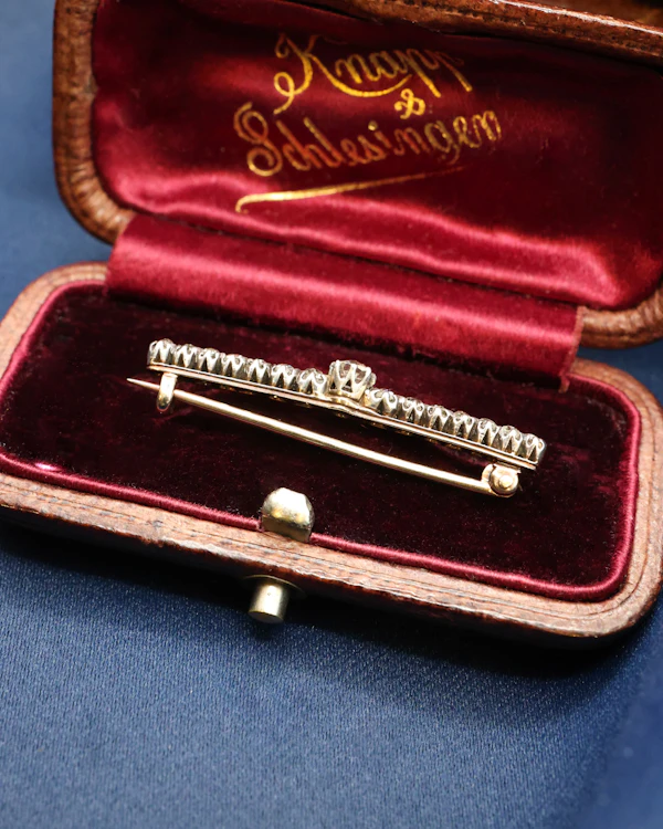 Downstairs at Grays: 18ct Yellow Gold & Silver Victorian Diamond Bar Brooch Circa 1900 - image 3