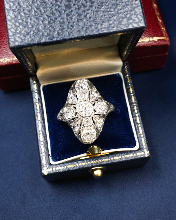 Downstairs at Grays: An extraordinary Diamond & Platinum (tested). Art Deco Demi-Bombe & Elongated Quatrefoil Ring Circa 1930 - image 3