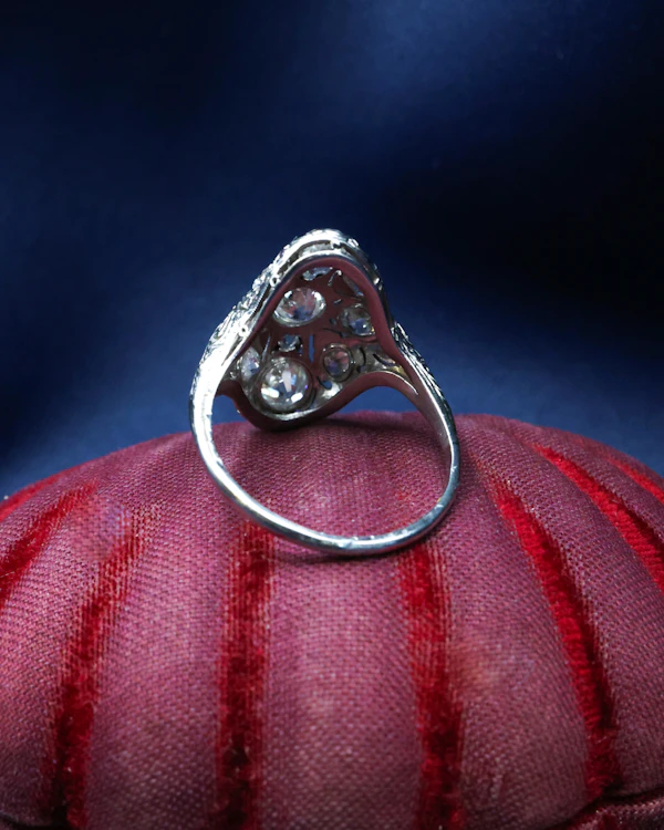 Downstairs at Grays: An extraordinary Diamond & Platinum (tested). Art Deco Demi-Bombe & Elongated Quatrefoil Ring Circa 1930 - image 4