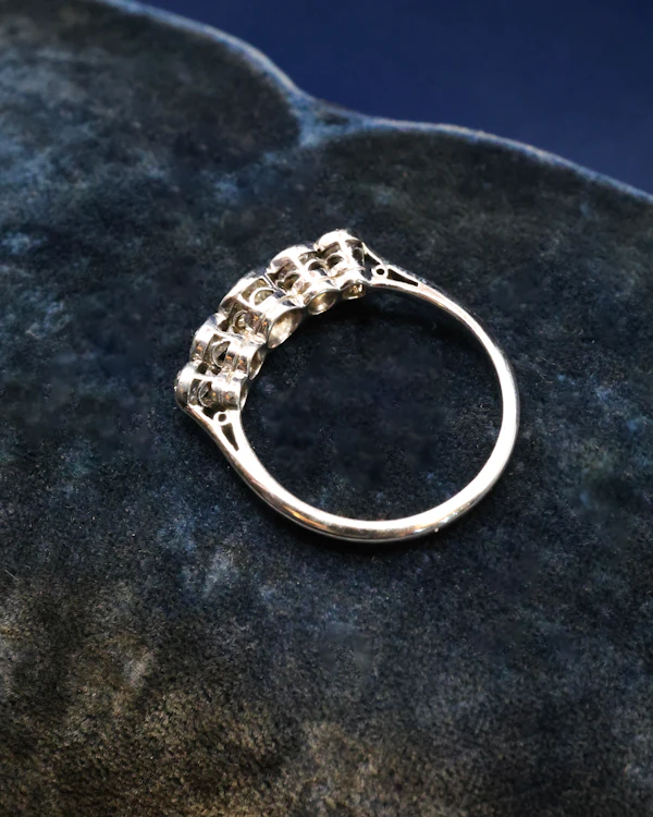 Downstairs at Grays: A very fine 18ct. White Gold graduating five stone Diamond Ring, set with five Old European Cut, Natural Diamonds. Circa 1930 - image 2