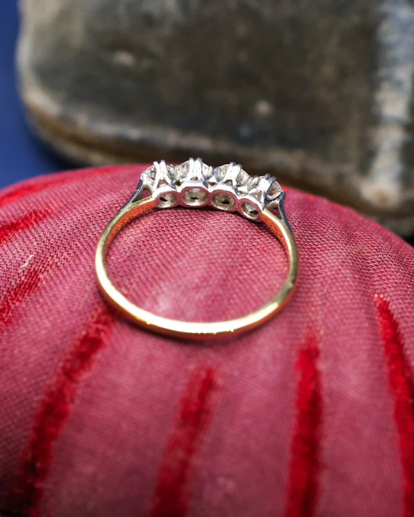 Downstairs at Grays: A four-stone Diamond ring set 18ct Yellow Gold & Platinum, Circa 1940 - image 4