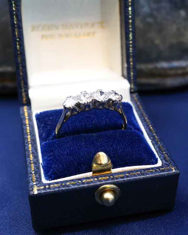 Downstairs at Grays: A four-stone Diamond ring set 18ct Yellow Gold & Platinum, Circa 1940 - image 3