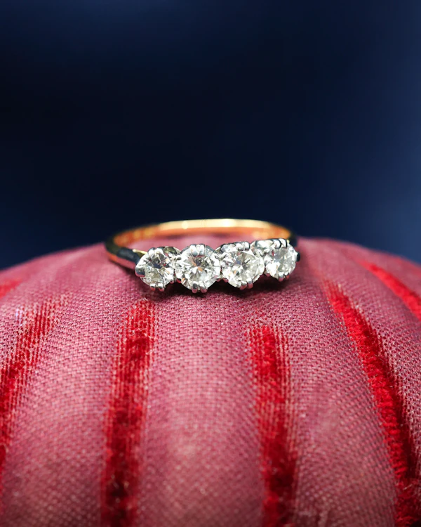 Downstairs at Grays: A four-stone Diamond ring set 18ct Yellow Gold & Platinum, Circa 1940 - image 1