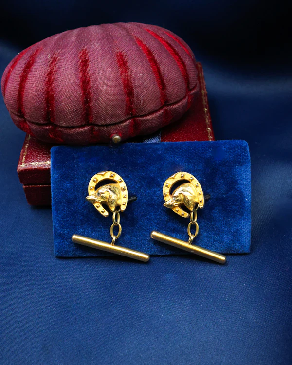 Downstairs at Grays: A fine pair of 18 Carat Yellow Gold (tested) Dog & Horseshoe Cufflinks.  Circa 1910-1920 - image 2