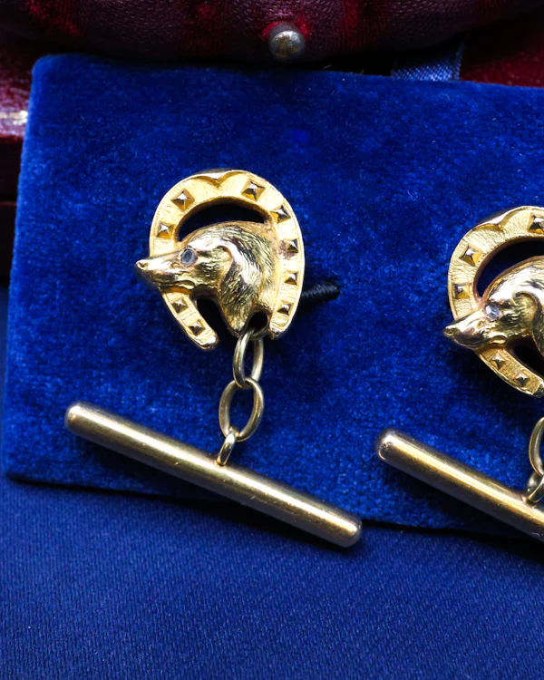 Downstairs at Grays: A fine pair of 18 Carat Yellow Gold (tested) Dog & Horseshoe Cufflinks.  Circa 1910-1920 - image 3