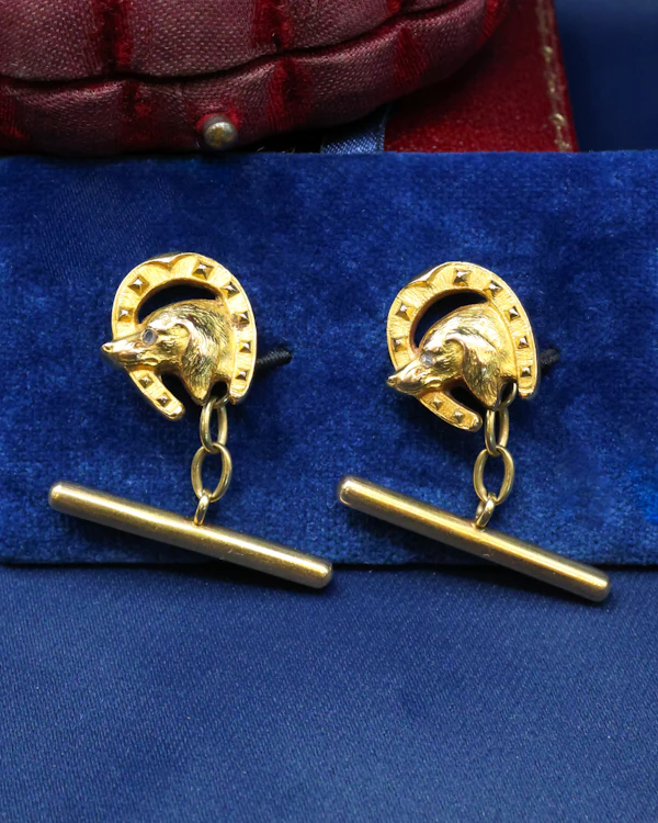 Downstairs at Grays: A fine pair of 18 Carat Yellow Gold (tested) Dog & Horseshoe Cufflinks.  Circa 1910-1920 - image 1