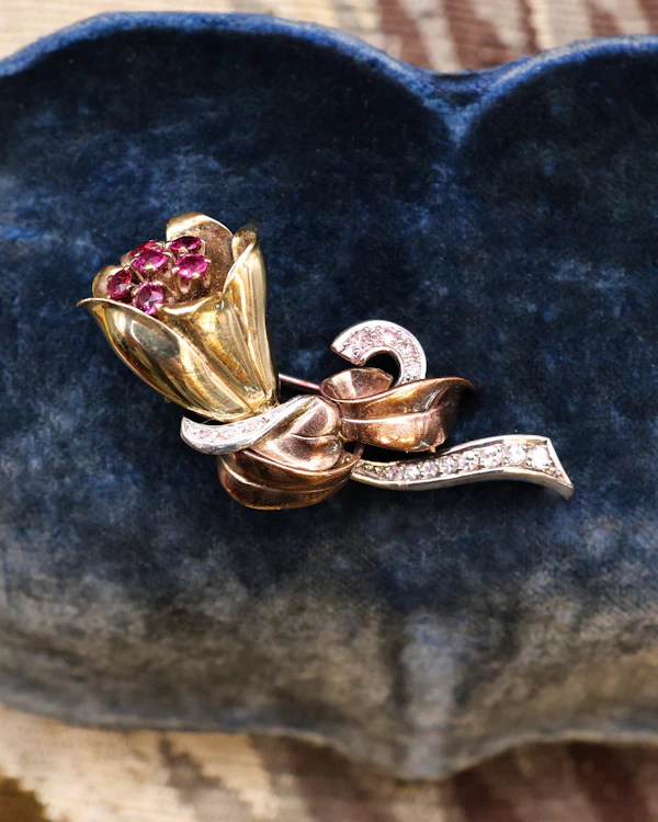 Downstairs at Grays: A very fine 18ct Yellow Gold & Platinum, Ruby & Diamond Brooch Circa 1915 - image 1