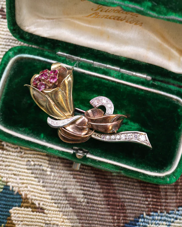 Downstairs at Grays: A very fine 18ct Yellow Gold & Platinum, Ruby & Diamond Brooch Circa 1915 - image 3