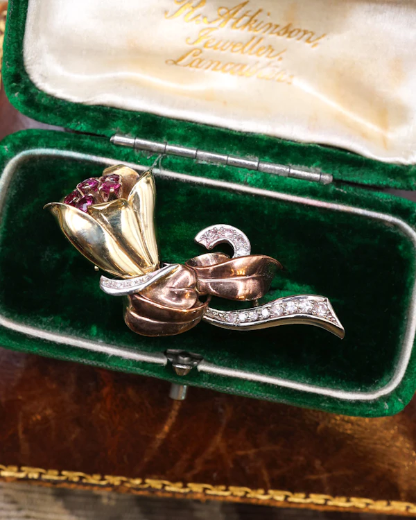 Downstairs at Grays: A very fine 18ct Yellow Gold & Platinum, Ruby & Diamond Brooch Circa 1915 - image 2