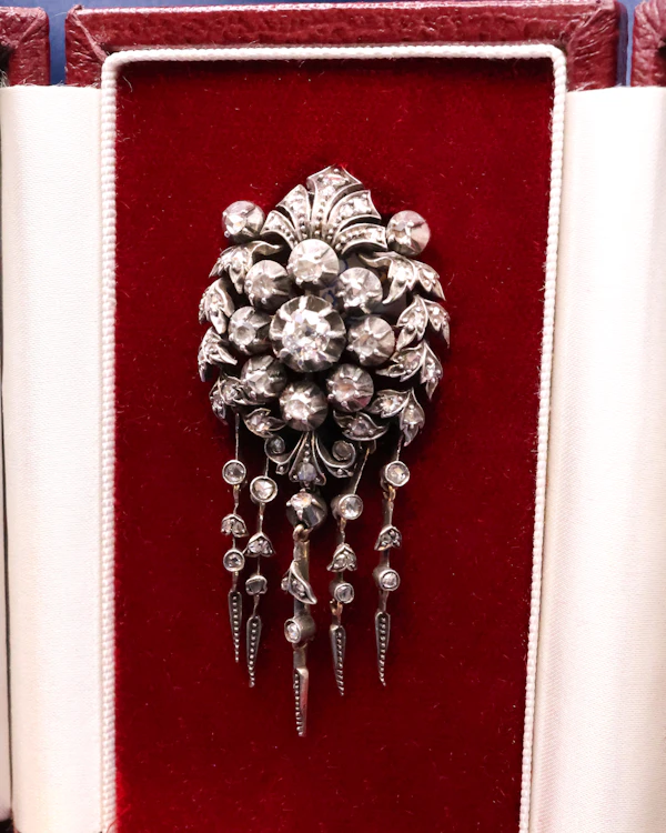Downstairs at Grays: A very fine 18ct. Yellow Gold & Silver Victorian Diamond "Comet Tail" Tassle Brooch, Circa 1870 - image 4