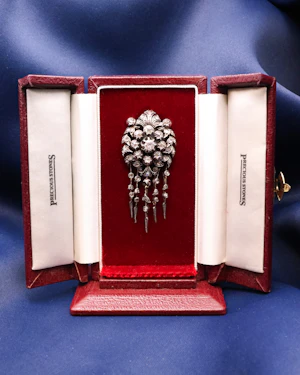 Downstairs at Grays: A very fine 18ct. Yellow Gold & Silver Victorian Diamond "Comet Tail" Tassle Brooch, Circa 1870