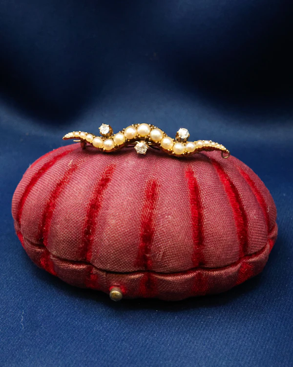 Downstairs at Grays: A very fine Victorian 15ct (tested),Yellow Gold Diamond & Seed Pearl Brooch, English.  Circa 1905 - image 2