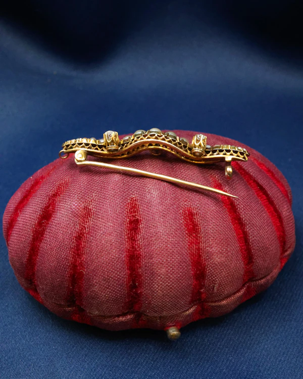 Downstairs at Grays: A very fine Victorian 15ct (tested),Yellow Gold Diamond & Seed Pearl Brooch, English.  Circa 1905 - image 3