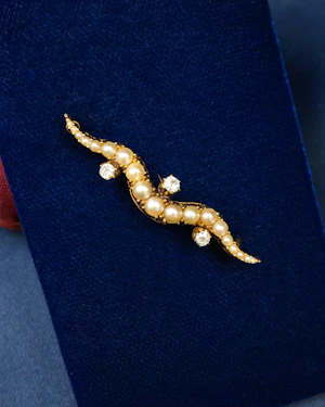 Downstairs at Grays: A very fine Victorian 15ct (tested),Yellow Gold Diamond & Seed Pearl Brooch, English.  Circa 1905