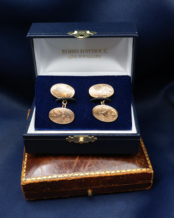 Downstairs at Grays: A Beautiful Pair of 9 Carat Yellow Gold (marked)  Oval Cuff Links Circa 1920 - image 2