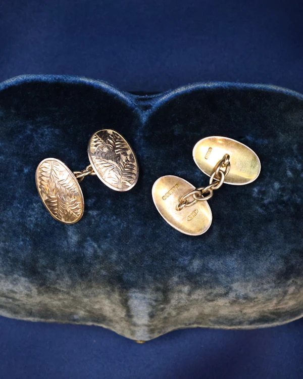 Downstairs at Grays: A Beautiful Pair of 9 Carat Yellow Gold (marked)  Oval Cuff Links Circa 1920 - image 4