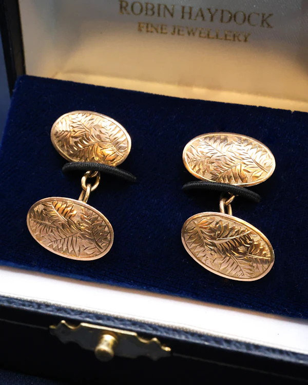 Downstairs at Grays: A Beautiful Pair of 9 Carat Yellow Gold (marked)  Oval Cuff Links Circa 1920 - image 3