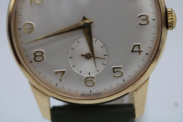 Longines Vintage Classic 9ct Gold Watch - image 11