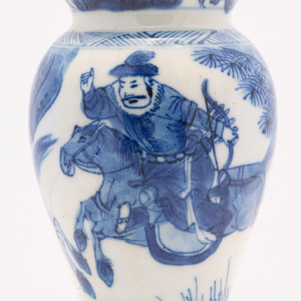 A FINE RARE CHINESE KANGXI BLUE AND WHITE MINIATURE VASE - image 3