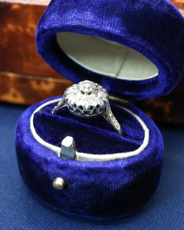 Downstairs at Grays: 18ct Yellow Gold & Platinum 0.75ct Diamond Cluster Ring Circa 1940-1950 - image 4
