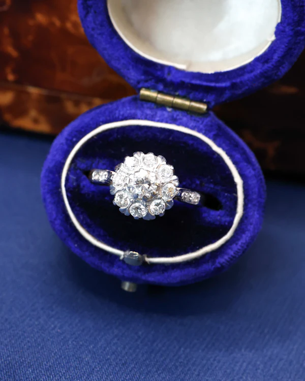 Downstairs at Grays: 18ct Yellow Gold & Platinum 0.75ct Diamond Cluster Ring Circa 1940-1950 - image 2
