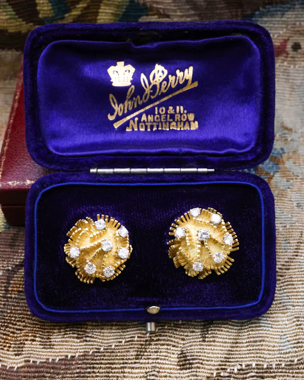 Downstairs at Grays: A fine pair of 18ct Yellow Gold (tested), Domed and Abstract Diamond set (14 in total), Earrings, with post and butterfly fittings. Circa 1970 - image 2