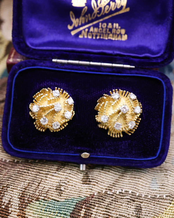 Downstairs at Grays: A fine pair of 18ct Yellow Gold (tested), Domed and Abstract Diamond set (14 in total), Earrings, with post and butterfly fittings. Circa 1970 - image 3