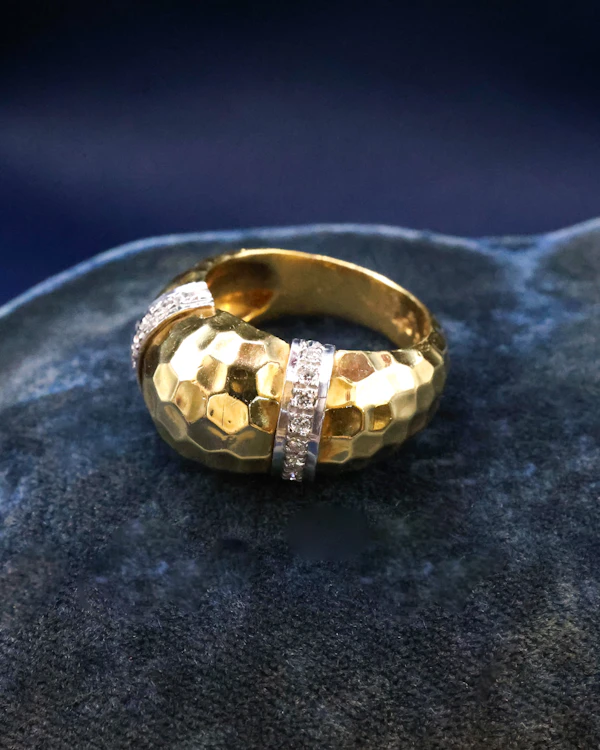Downstairs at Grays: A very hammered 18ct Yellow Gold & Platinum (marked) Ring, with two cordons in Platinum, each set with ten Diamonds (20 in total). Continental. Circa 1960 - image 1