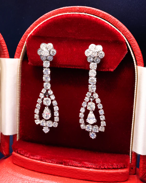 Downstairs at Grays: A magnificent pair of Vintage 8.30ct Diamond Drop Earrings set in 18ct White Gold, Circa 1955 - image 6