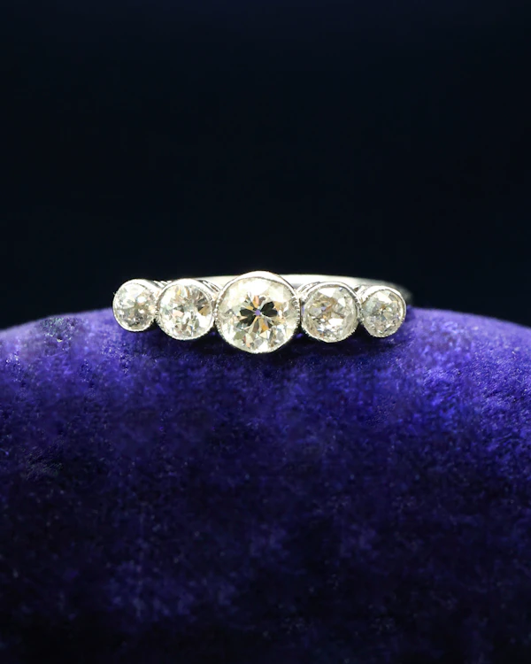 Downstairs at Grays: A very fine 18ct. White Gold graduating five stone Diamond Ring, set with five Old European Cut, Natural Diamonds. Circa 1930 - image 3