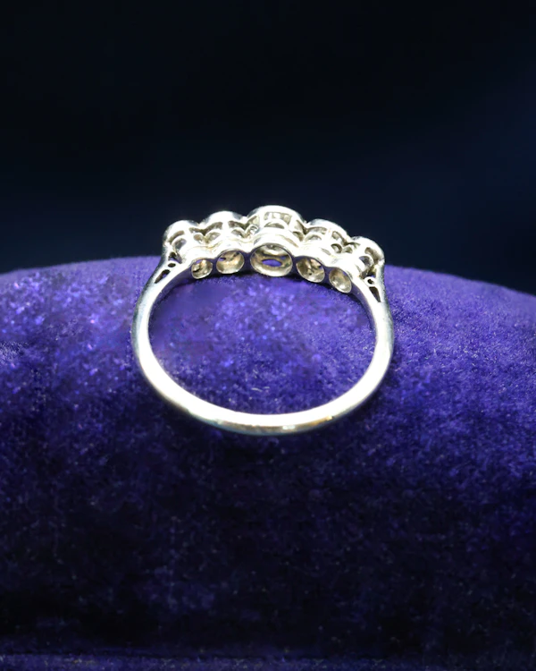 Downstairs at Grays: A very fine 18ct. White Gold graduating five stone Diamond Ring, set with five Old European Cut, Natural Diamonds. Circa 1930 - image 5