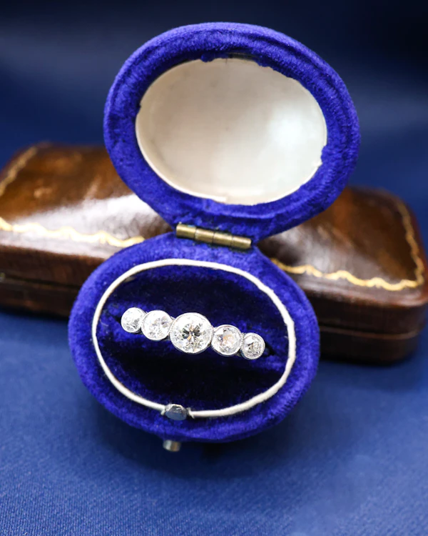 Downstairs at Grays: A very fine 18ct. White Gold graduating five stone Diamond Ring, set with five Old European Cut, Natural Diamonds. Circa 1930 - image 4