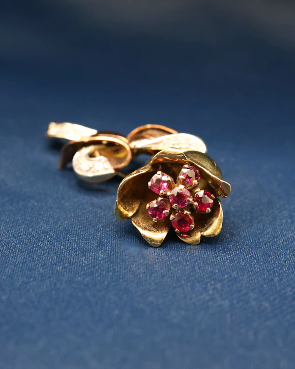 Downstairs at Grays: A very fine 18ct Yellow Gold & Platinum, Ruby & Diamond Brooch Circa 1915 - image 3