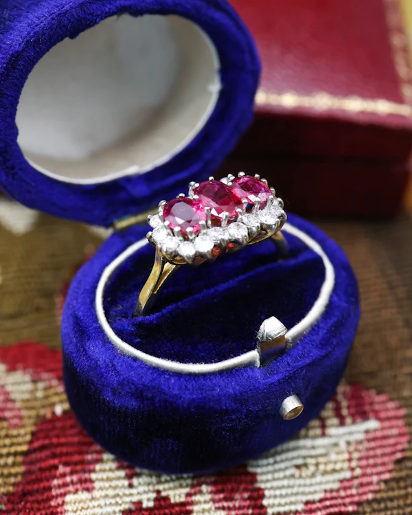 Downstairs at Grays: A very unusual 18ct (marked), Yellow Gold & Platinum Tipped, Three Stone  Ruby & Diamond Cluster Ring. Circa 1971 - image 3