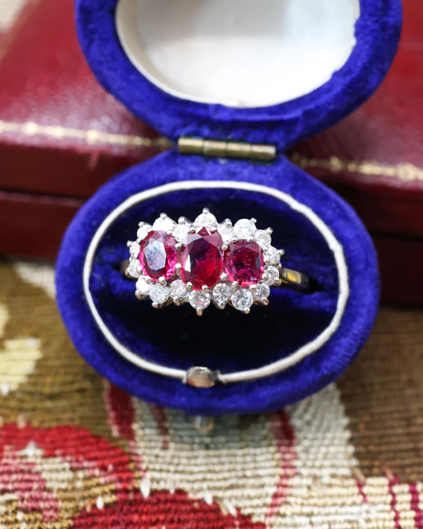 Downstairs at Grays: A very unusual 18ct (marked), Yellow Gold & Platinum Tipped, Three Stone  Ruby & Diamond Cluster Ring. Circa 1971 - image 2