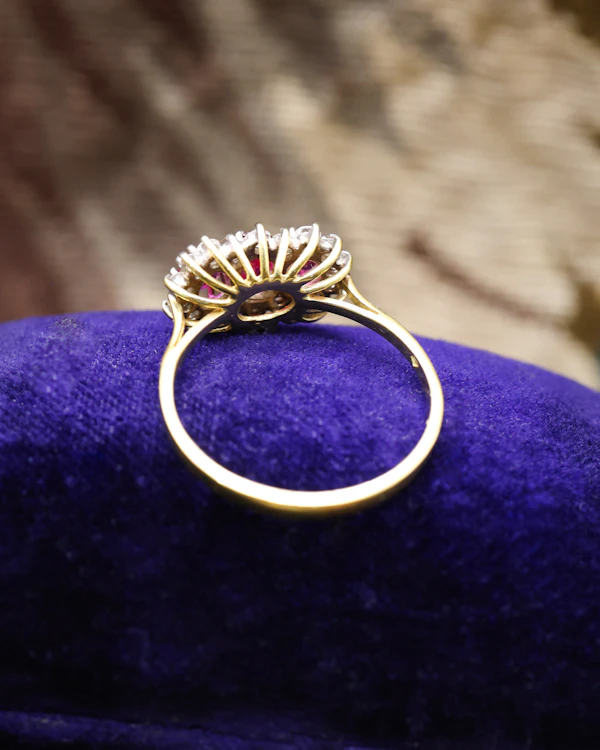 Downstairs at Grays: A very unusual 18ct (marked), Yellow Gold & Platinum Tipped, Three Stone  Ruby & Diamond Cluster Ring. Circa 1971 - image 4