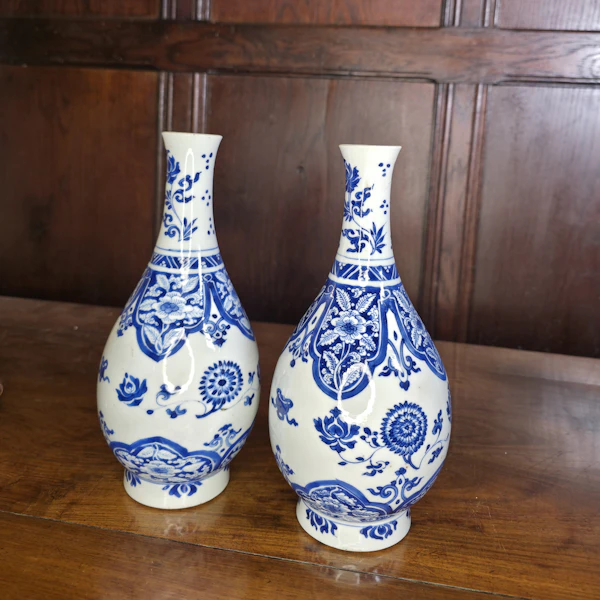Pair of Kangxi(1662-1722) blue and white pear shape blue and white vases - image 2