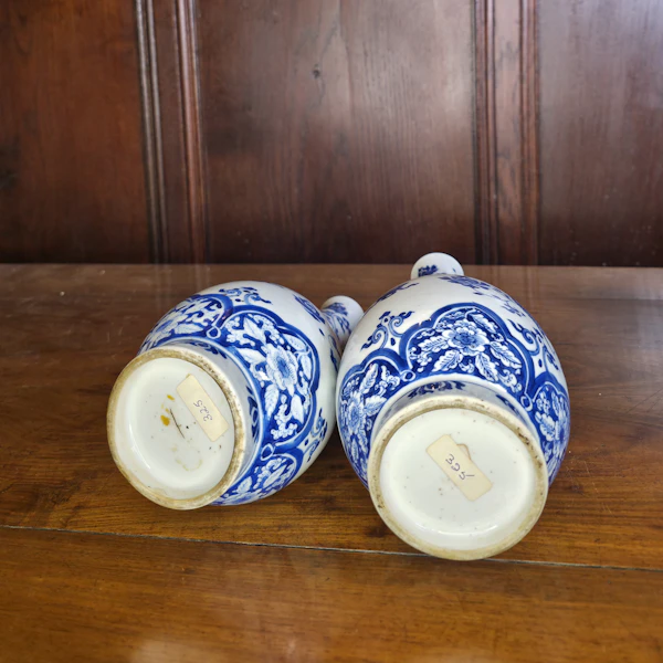 Pair of Kangxi(1662-1722) blue and white pear shape blue and white vases - image 3
