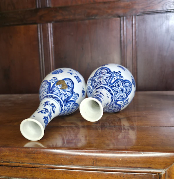 Pair of Kangxi(1662-1722) blue and white pear shape blue and white vases - image 4