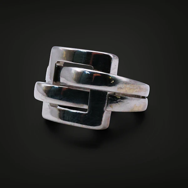 Parisian Architecture on the Hand: The Boucheron Interlocking Ring - image 3