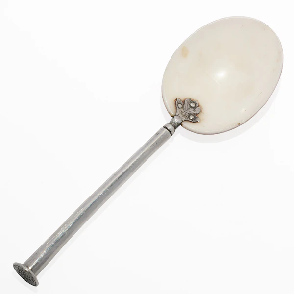 Late 16th / early 17th century German Spoon with a bowl formed of the segment of a large cowrie shell and silver-mounted handle. - image 4