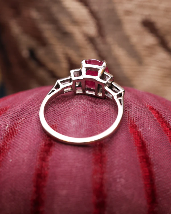 An exceptional Natural Burmese Ruby and Diamond ring in a Platinum "950" (Tested) & 18 Carat White Gold shank. - image 3