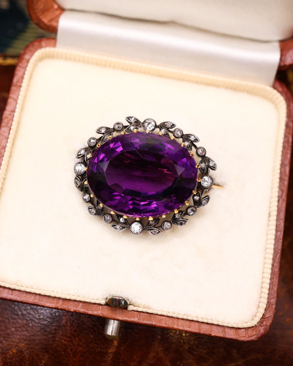 Downstairs at Grays: A very fine Amethyst & Diamond Oval Brooch in High Carat Yellow Gold & Platinum. English Circa 1890-1905 - image 2
